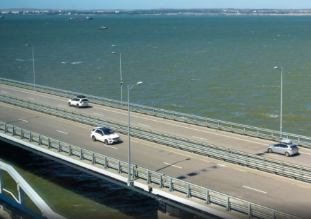 По Крымскому мосту перестали пускать автомобили