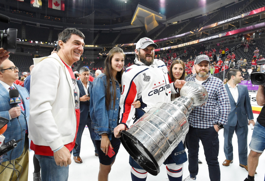 Нападающий «Вашингтон Кэпиталз» Алекс Овечкин, его жена Анастасия Шубская и его семья позируют с Кубком Стэнли после победы над «Лас-Вегас Голден Найтс»