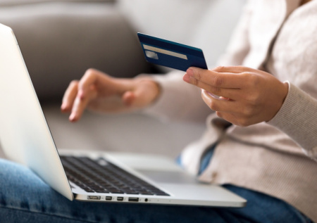 В Минцифры озвучили сроки старта эксперимента по онлайн-продаже вина