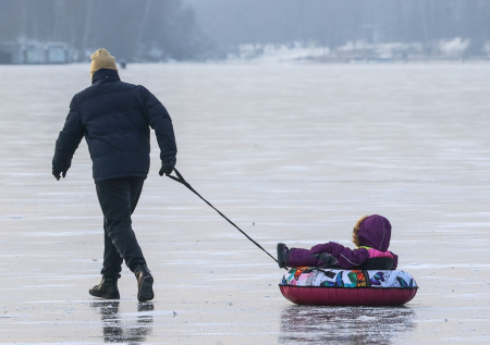 Отцы решили прогуляться по льду с колясками и детьми