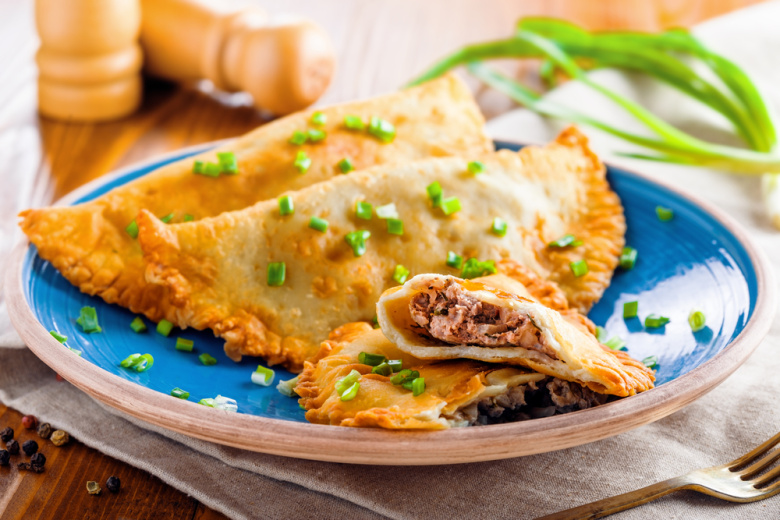 Знаем, как сделать то самое тесто: рецепт домашних чебуреков — уйдут в ту же секунду