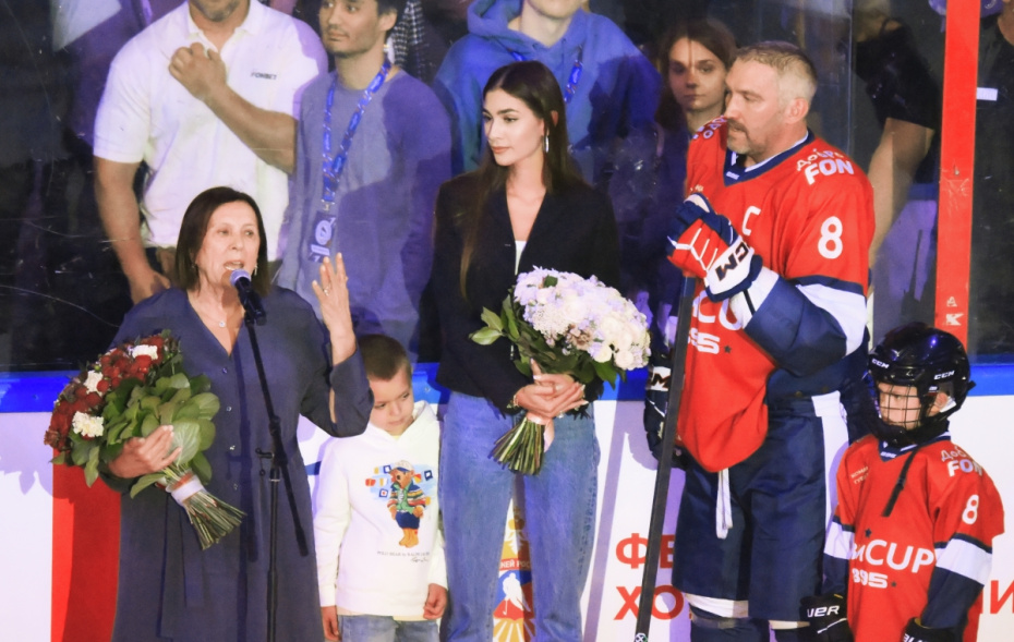 Хоккеист Александр Овечкин, его мать Татьяна Николаевна Овечкина, его супруга Анастасия Шубская и его сын Сергей перед началом Матча звезд по хоккею на Кубке Александра Овечкина между командами Александра Овечкина и Павла Дацюка, 2025 год