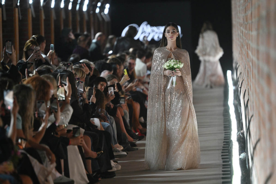 Модель Анастасия Овечкина во время показа коллекции одежды дизайнера Александры Серовой в рамках Международного форума BRICS+Fashion Summit и Московской недели моды в парке «Зарядье» на Китайгородской стене в Москве, 2025 год