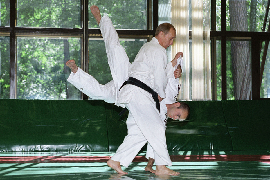 Владимир Путин во время тренировки (борьба самбо)