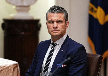 Глава Пентагона повестил на здании табличку министерства войны