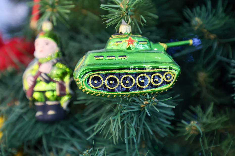 Новогодние игрушки разных лет, представленные в музее елочной игрушки «Клинское подворье»