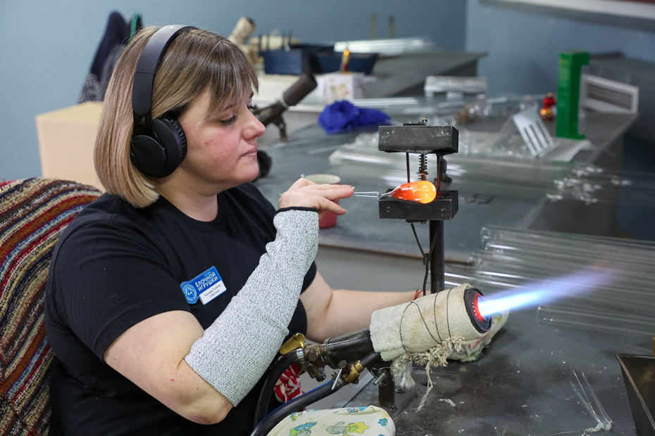 Изготовление заготовок для новогодних игрушек в помещении при музее елочной игрушки «Клинское подворье»