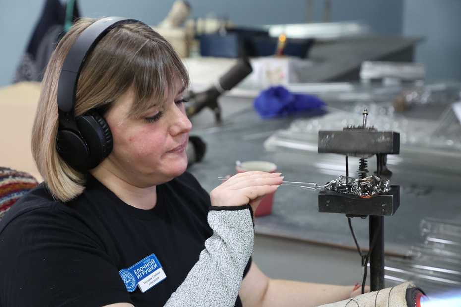 Изготовление заготовок для новогодних игрушек в помещении при музее елочной игрушки «Клинское подворье»