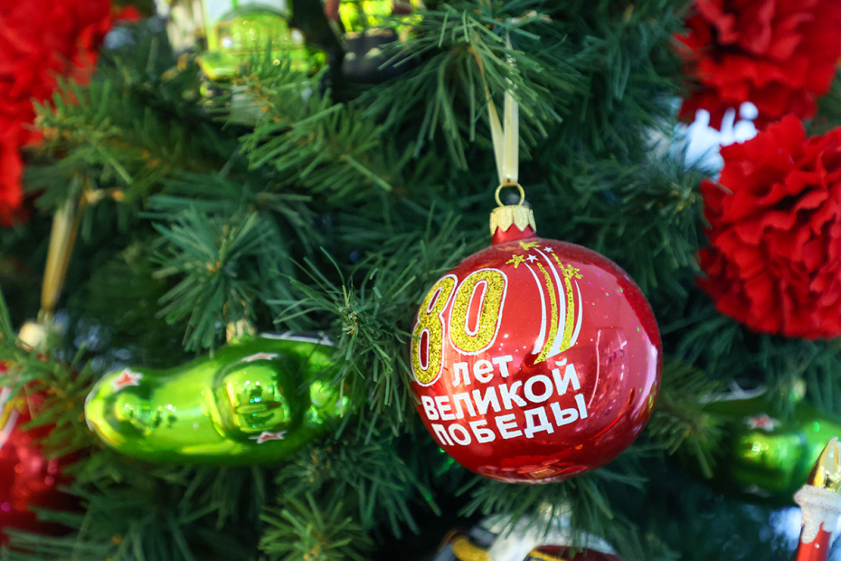 Новогодние игрушки разных лет, представленные в музее елочной игрушки «Клинское подворье»