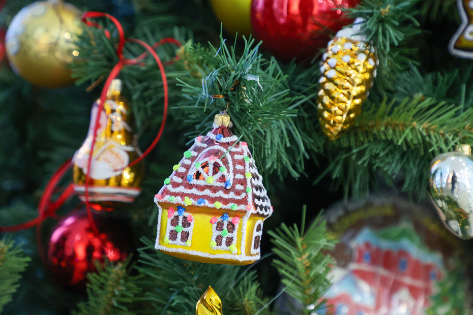 Новогодние игрушки разных лет, представленные в музее елочной игрушки «Клинское подворье»