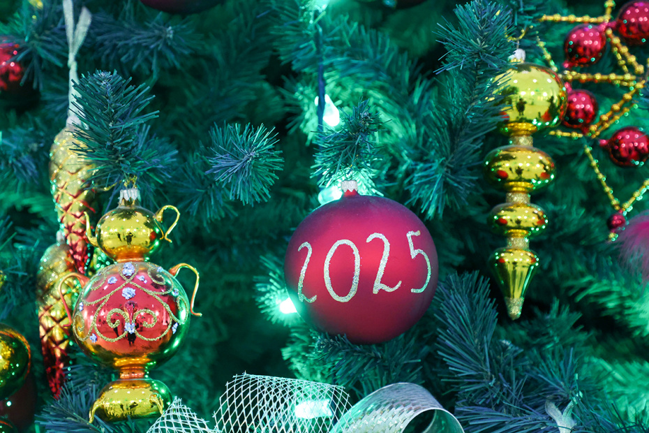 Новогодние игрушки разных лет, представленные в музее елочной игрушки «Клинское подворье»