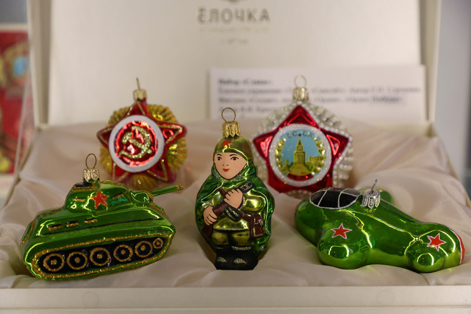 Новогодние игрушки разных лет, представленные в музее елочной игрушки «Клинское подворье»