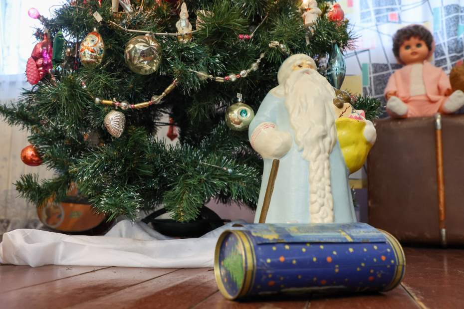 Новогодние игрушки разных лет, представленные в музее елочной игрушки «Клинское подворье»