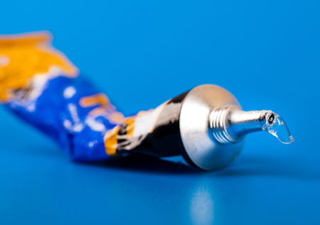 Суперклей и простая кухонная хитрость: как сохранить его жидким надолго