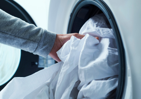 Застиранному белью — нет: как вернуть белизну простыням без химии