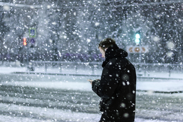 Прохожий во время первого снега в Санкт-Петербурге
