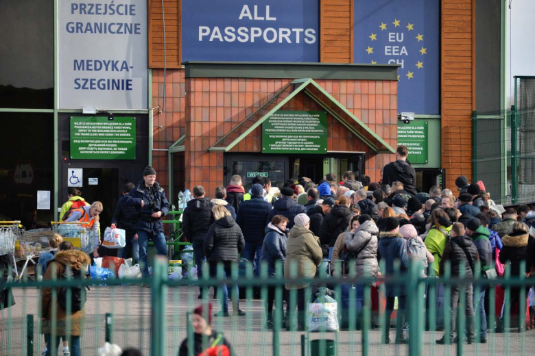 Жители Украины на контрольно-пропускном пункте Медыка-Шегини на польско-украинской границе
