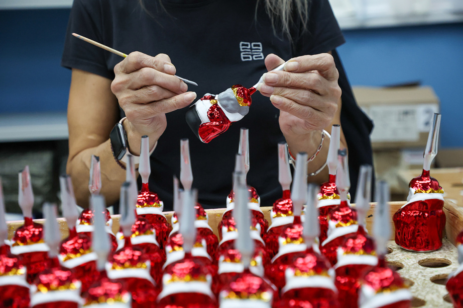 Роспись новогодних игрушек в помещении при музее елочной игрушки ‭«Клинское подворье»