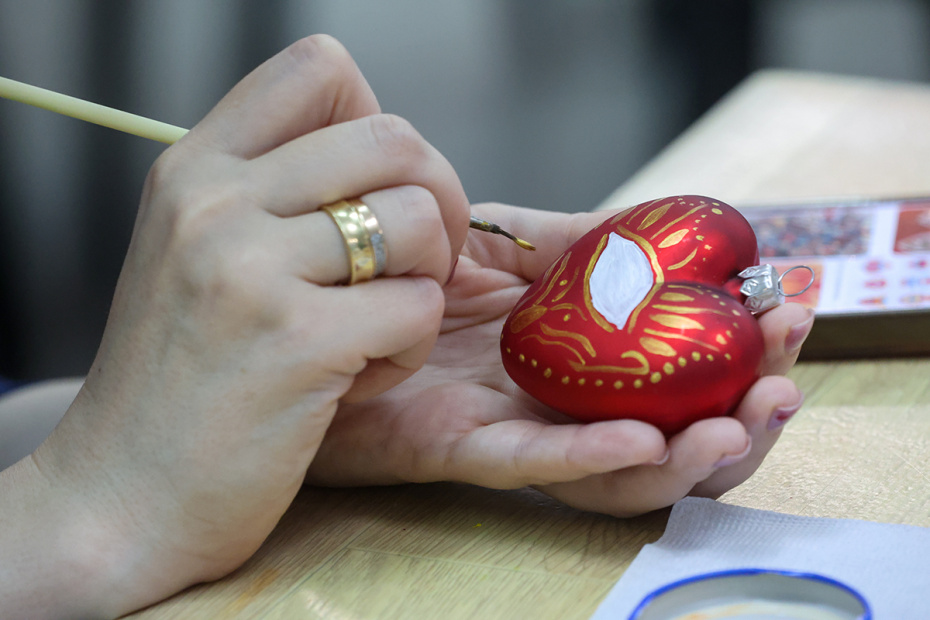 Роспись новогодних игрушек в помещении при музее елочной игрушки ‭«Клинское подворье»