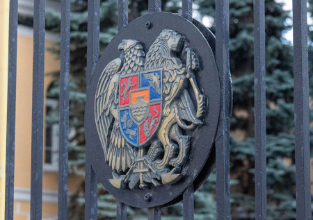 Митинг в Москве против политики Пашиняна собрал сотню человек