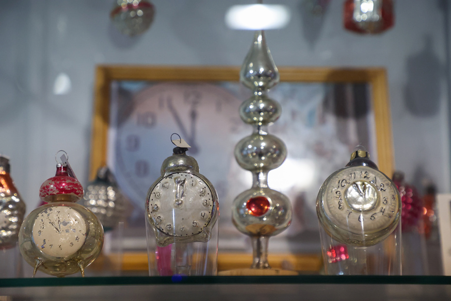 Новогодние игрушки разных лет, представленные в музее елочной игрушки «Клинское подворье»
