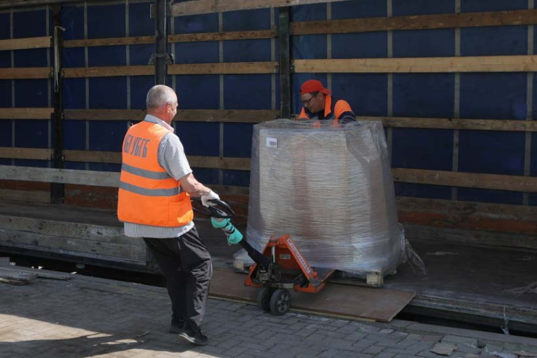 Выгрузка гуманитарной помощи, доставленной в пункт сбора и выдачи гуманитарной помощи эвакуированным жителям в Белгороде