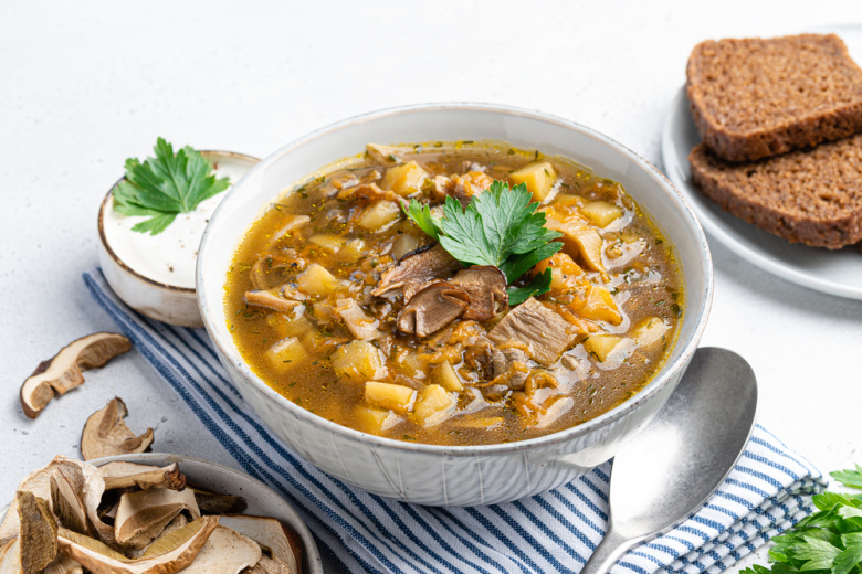 Суп из сушеных белых грибов с картошкой