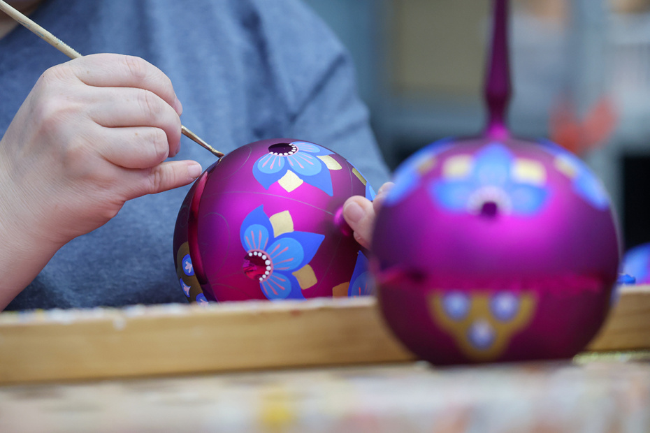 Роспись новогодних игрушек в помещении при музее елочной игрушки ‭«Клинское подворье»
