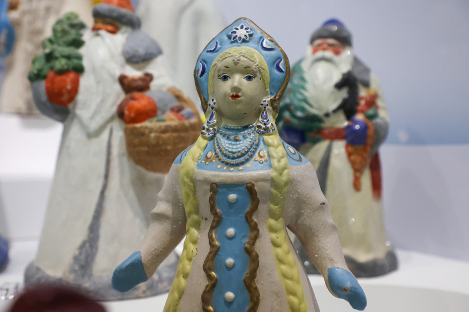 Новогодние игрушки разных лет, представленные в музее елочной игрушки «Клинское подворье»