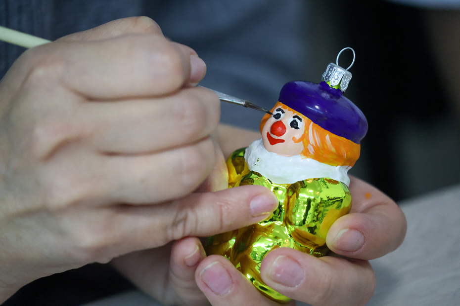 Роспись новогодних игрушек в помещении при музее елочной игрушки ‭«Клинское подворье»