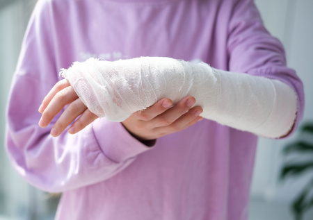 Россиянка ограбила магазин с помощью загипсованной руки