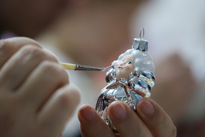 Роспись новогодних игрушек в помещении при музее елочной игрушки ‭«Клинское подворье»