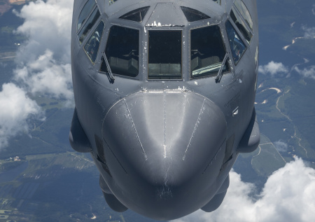 Крупнейший в мире бомбардировщик заметили в небе над Литвой