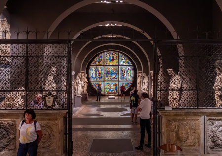 Итальянский политик пробил головой витраж 1932 года