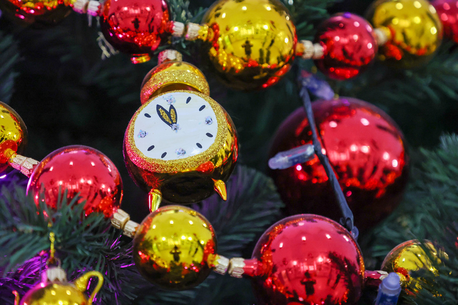 Новогодние игрушки разных лет, представленные в музее елочной игрушки «Клинское подворье»