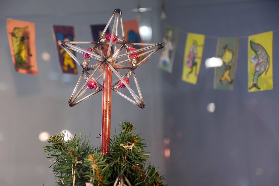 Новогодние игрушки разных лет, представленные в музее елочной игрушки «Клинское подворье»