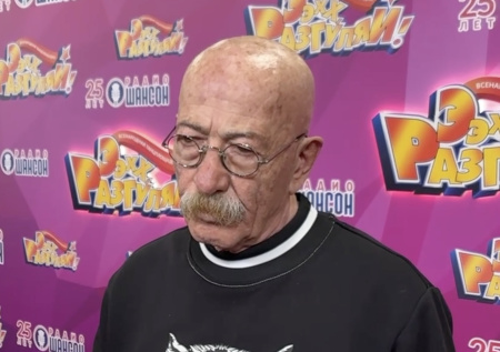 Известный певец вышел из себя после вопроса о бабочках в квартире