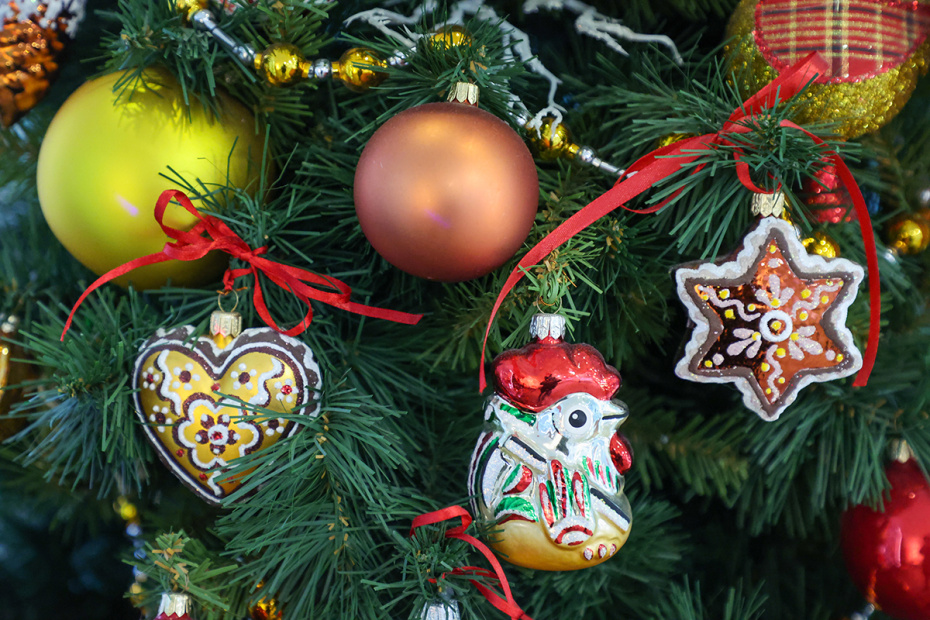 Новогодние игрушки разных лет, представленные в музее елочной игрушки «Клинское подворье»