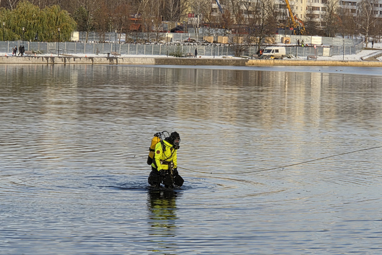 Cотрудники правоохранительных органов на месте происшествия в Гольяновском пруду
