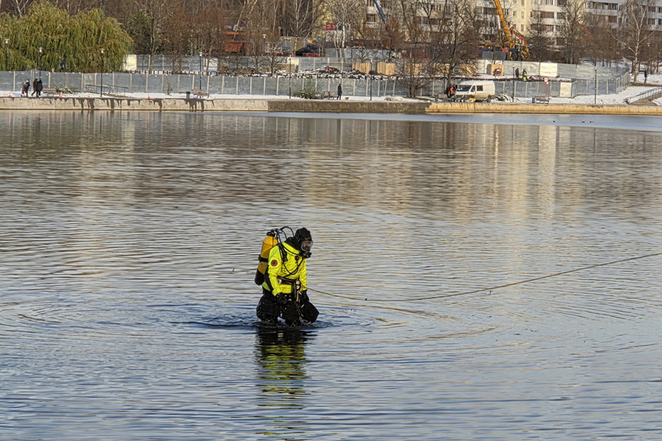 Cотрудники правоохранительных органов на месте происшествия в Гольяновском пруду