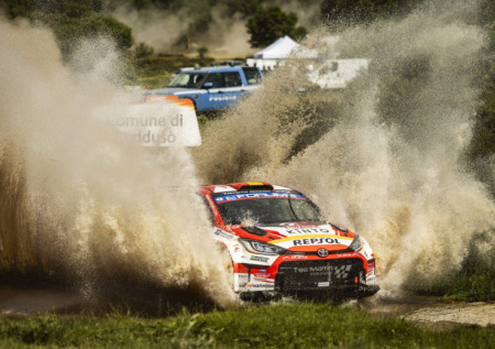 Гоночный автомобиль вылетел с трассы и врезался в толпу зрителей