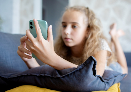 Мошенники стали чаще вовлекать детей в свои схемы