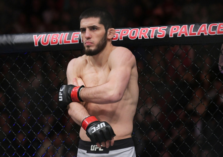 Ислам Махачев стал чемпионом UFC в полусреднем весе