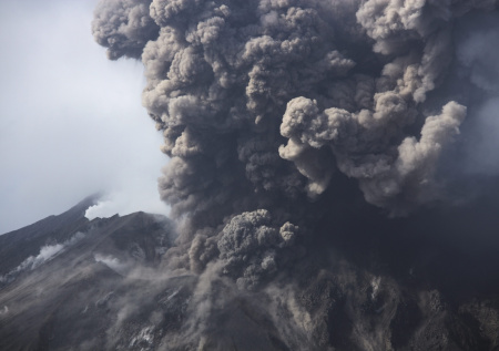 Извержение вулкана накрыло две японские префектуры