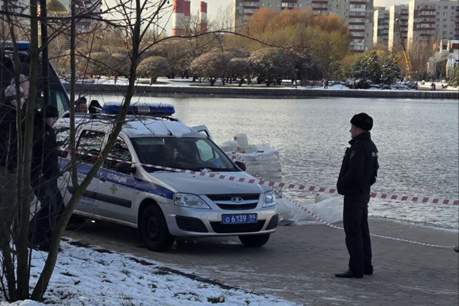 Cотрудники правоохранительных органов на месте происшествия в Гольяновском пруду