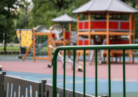 «Чтобы сразу насмерть?»: родители пришли в ужас от новой детской площадки