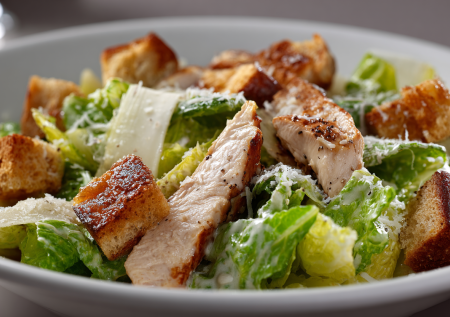 Собрала все секреты идеального салата «Цезарь» с курицей — вкусно и легко