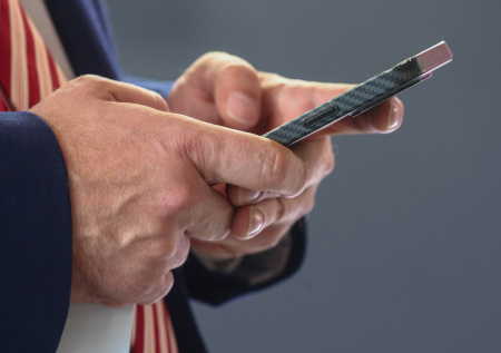 Застуканный за просмотром эротики конгрессмен обвинил в этом Маска