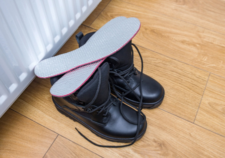 Влажные туфли к утру: как быстро высушить обувь без деформации — секрет домохозяек