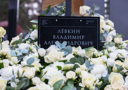 Вдова Левкина обратилась к поклонникам на открытии памятника музыканта